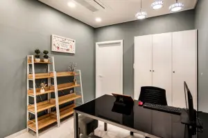 차분한 그레이톤의 모던 상담실 인테리어